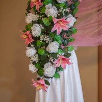 свадебная арка из искусственных цветов
